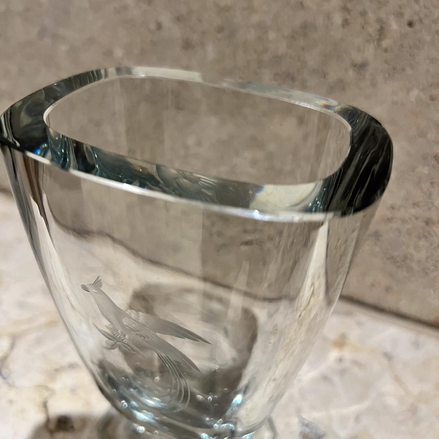 Suédois Vase en cristal épais de Strömberg des années 1960 Vase en verre d'art à motif d'oiseau en vente