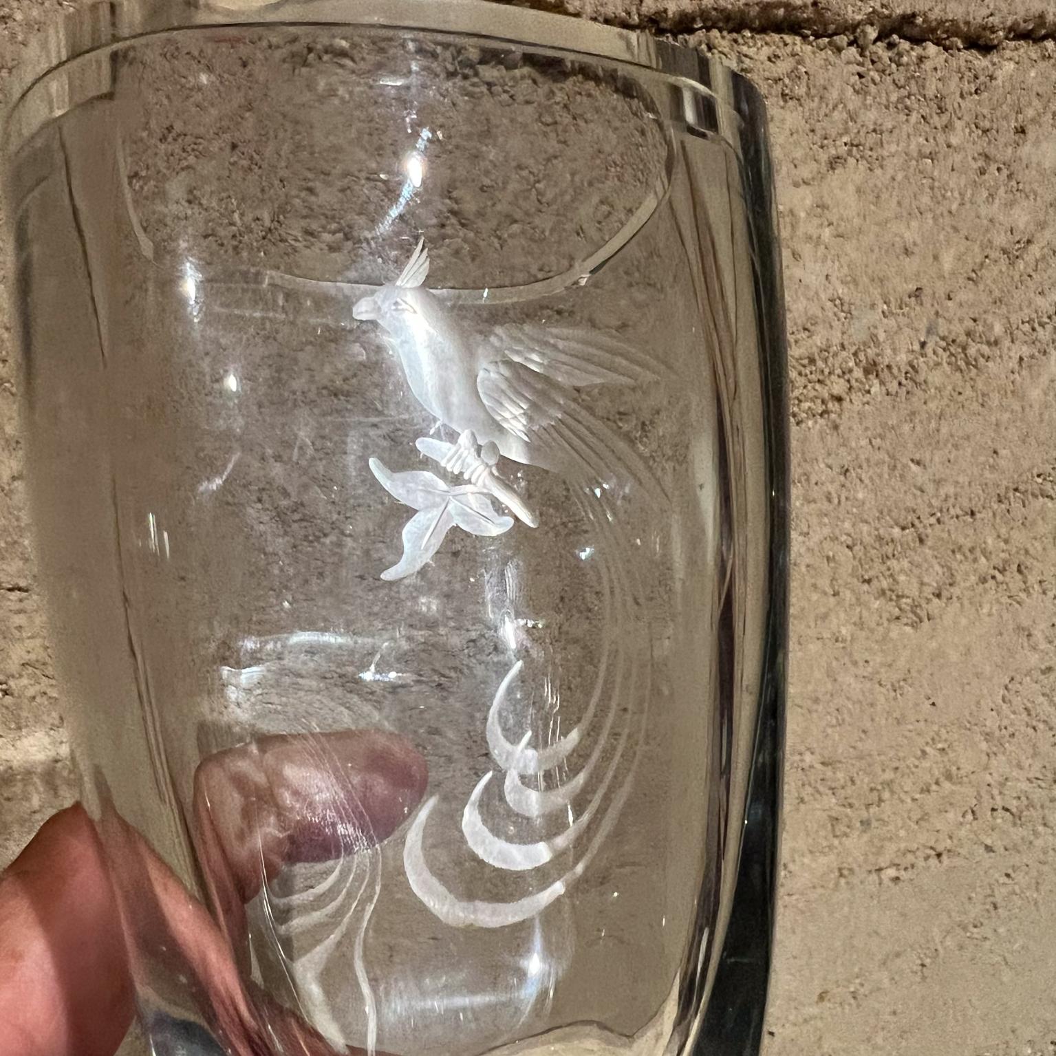 Verre d'art Vase en cristal épais de Strömberg des années 1960 Vase en verre d'art à motif d'oiseau en vente