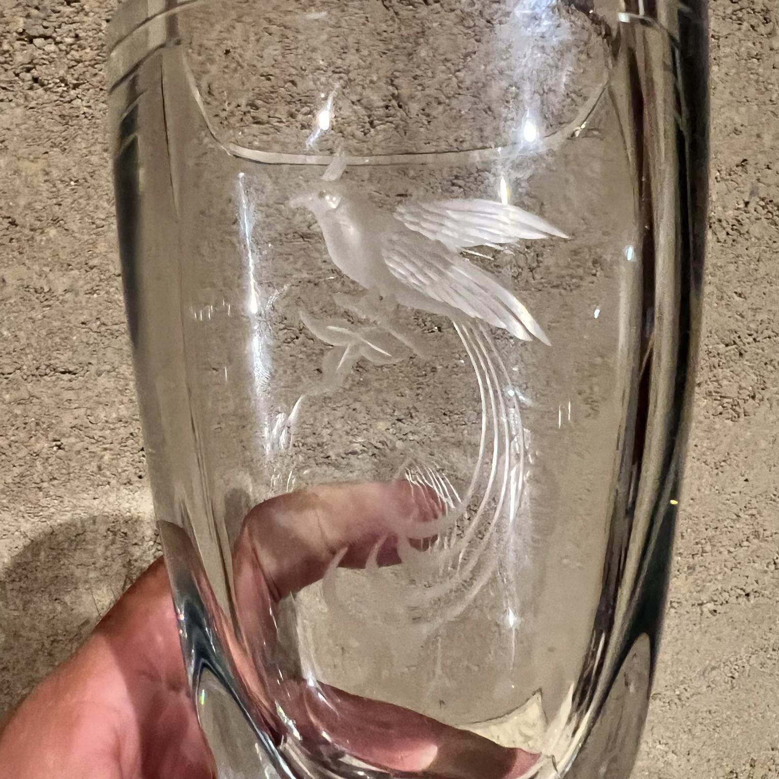 Vase en cristal épais de Strömberg des années 1960 Vase en verre d'art à motif d'oiseau en vente 1