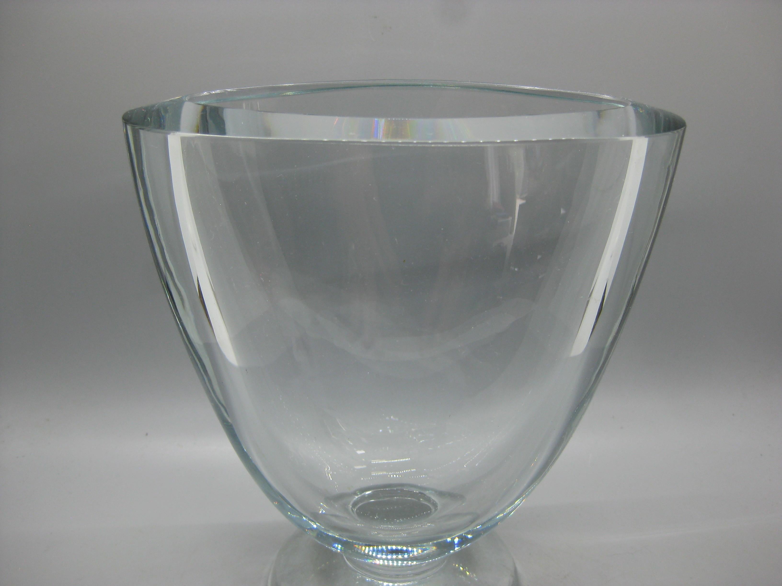 Splendido vaso in vetro artistico Strombergshyttan disegnato da Asta Stromberg e risalente agli anni Sessanta. Ottimo design e forma. Firmato in basso dall'artista. In ottime condizioni per la sua età. Nessuna crepa, nessuna scheggiatura, nessuna