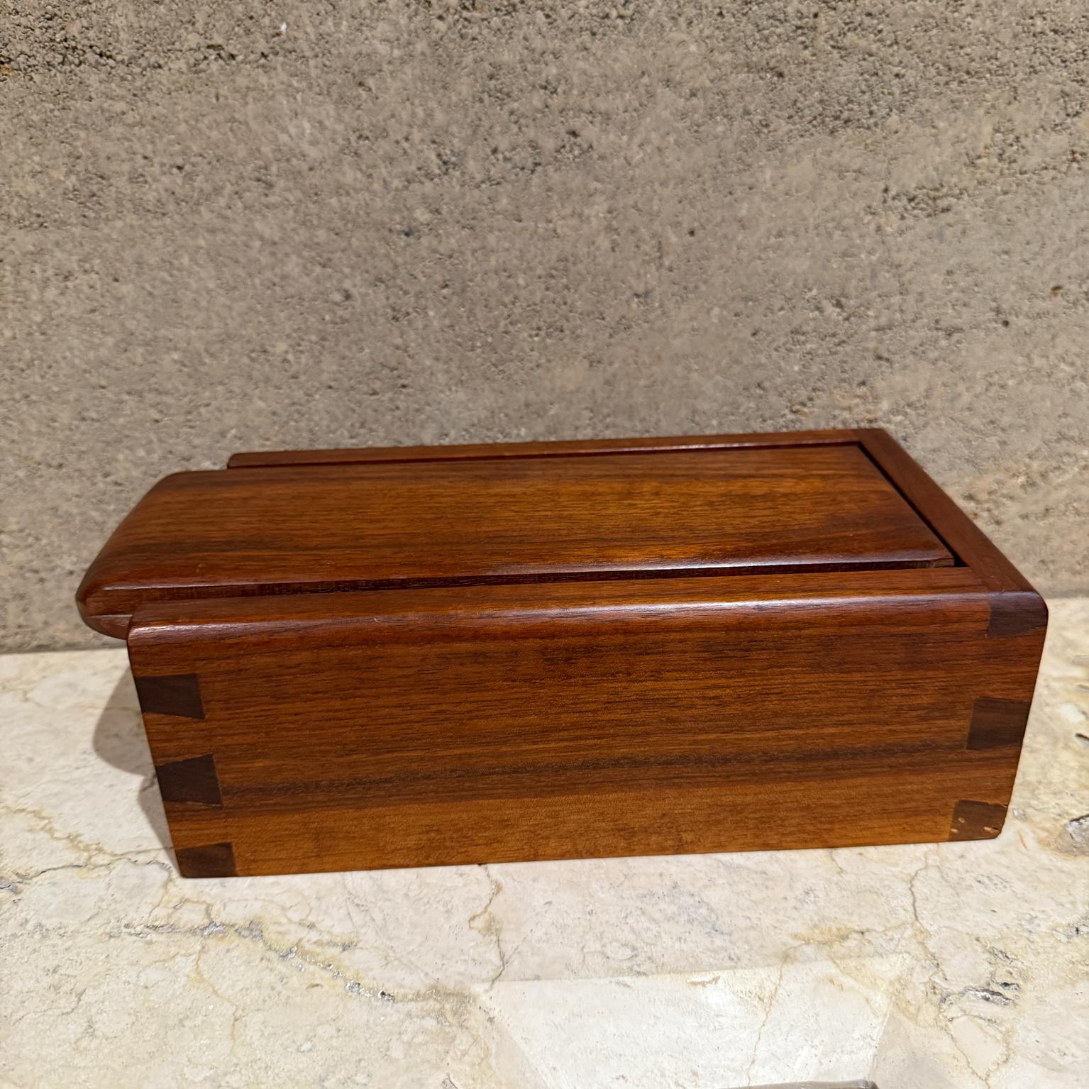 1960s Studio Art Caja de madera de nogal de apertura deslizante 
Sin etiqueta. George Nakashima inspiró. Diseño moderno y limpio
3,75 alto x 11,5 ancho x 5,5 fondo
Madera de nogal Juntas dobles de cola de milano 
Estado original de segunda mano sin