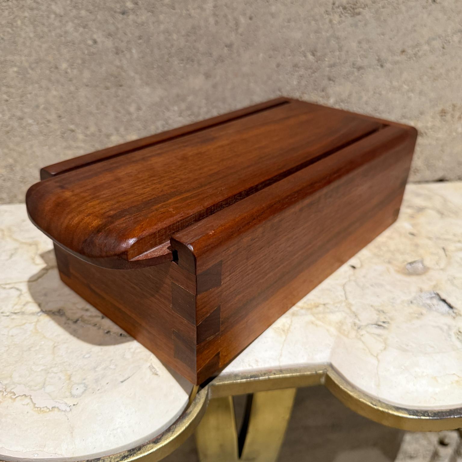 1960s Studio Art Caja de madera de nogal de apertura deslizante Moderno de mediados de siglo en venta