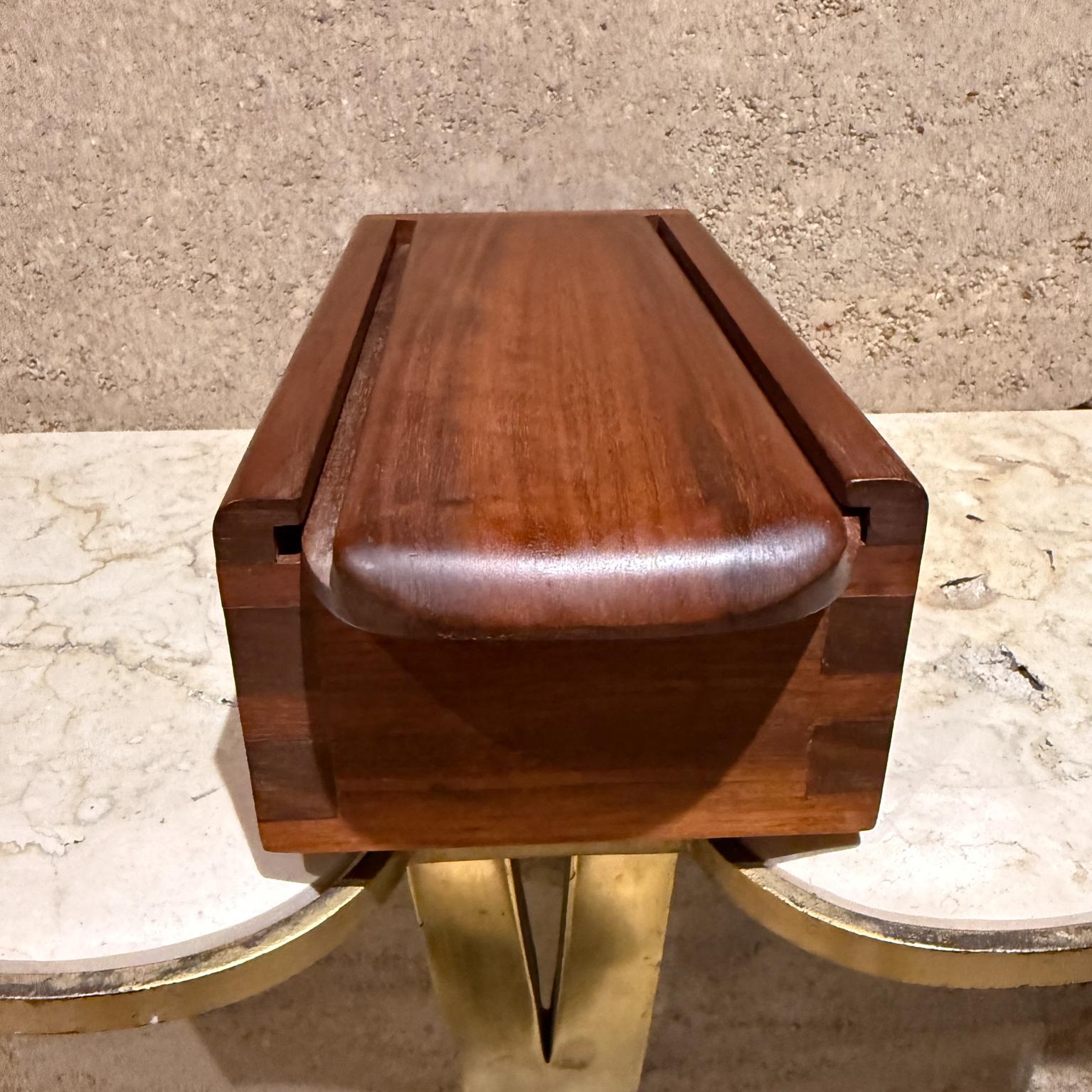 1960s Studio Art Caja de madera de nogal de apertura deslizante Estadounidense en venta