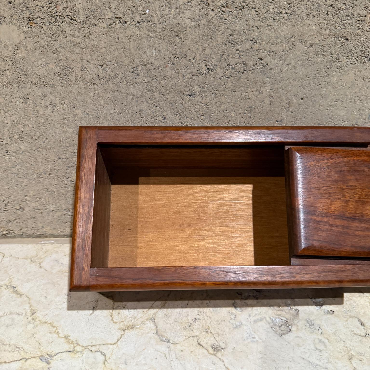1960s Studio Art Caja de madera de nogal de apertura deslizante siglo XX en venta