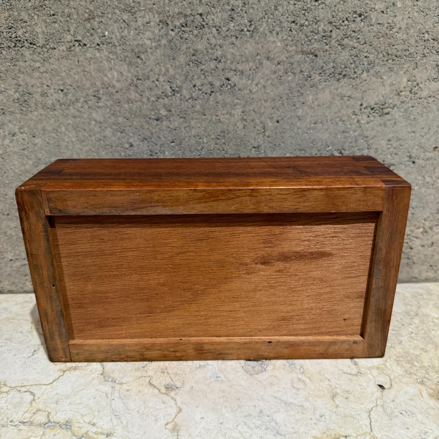 1960s Studio Art Caja de madera de nogal de apertura deslizante Nogal en venta