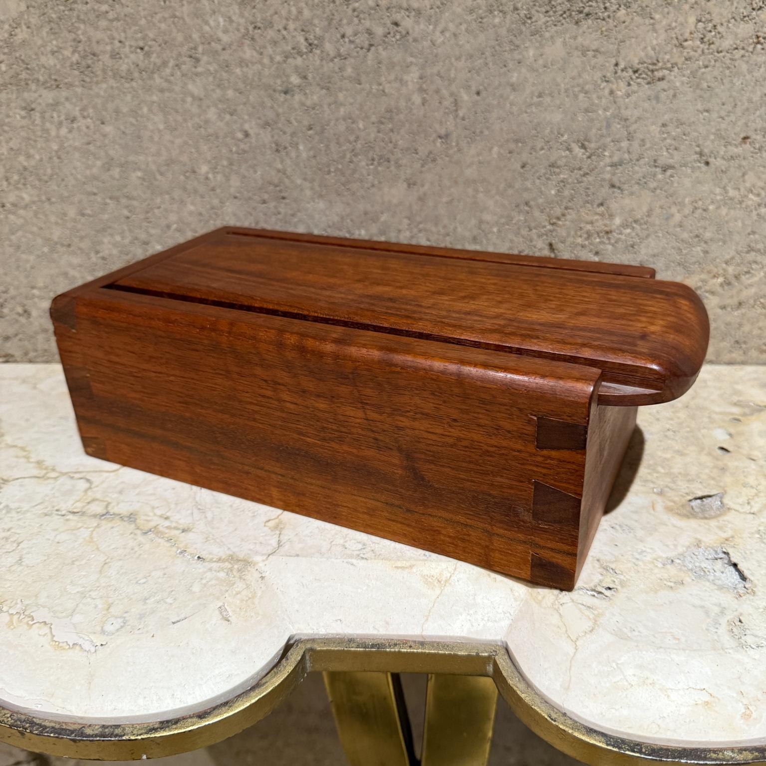 1960s Studio Art Caja de madera de nogal de apertura deslizante en venta 1