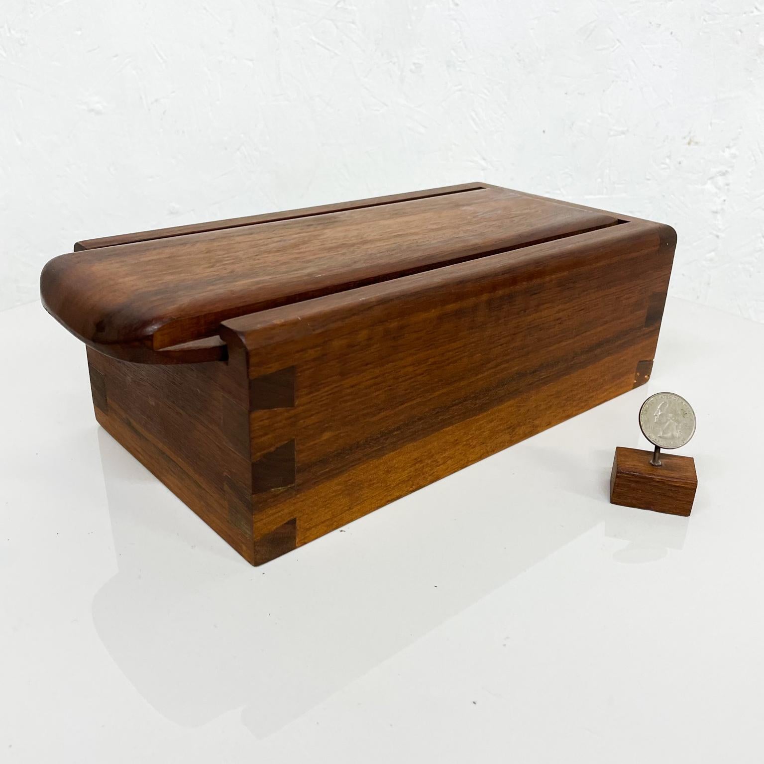 Walnut wood box.
1960s Studio piece walnut wood box clean modern design.
No label. George Nakashima inspired.
Measures: 11.5 deep x 5.63 wide x 3.63 tall
Walnut wood double dove tail joints Slide open door at top.
Preowned original vintage