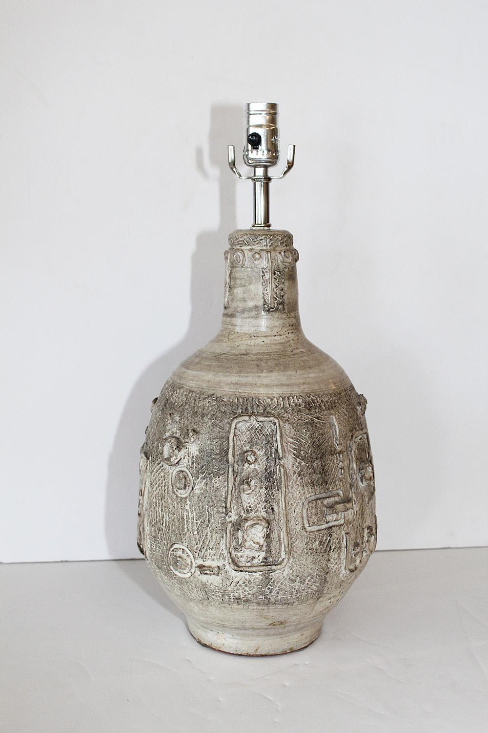 A very fine 1960s scraffito Studio Pottery lamp with applied details by American ceramicist W. Stephen Wing (1916 - 2000). Signature on base. Height measurement below is to top of socket.