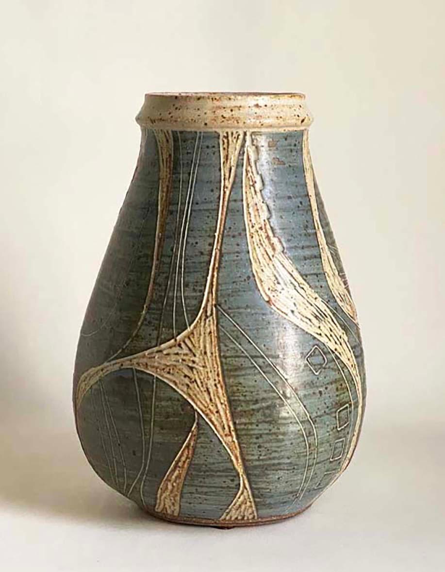Hier ist eine schöne Vase des kalifornischen Studio-Töpfers Joel Edwards (1923 - 2007) aus der Mitte des Jahrhunderts. Die in Blau- und Grüntönen gehaltene Vase ist mit abstrakten Sgraffito-Formen verziert - eine Technik, die Edwards bei seinen
