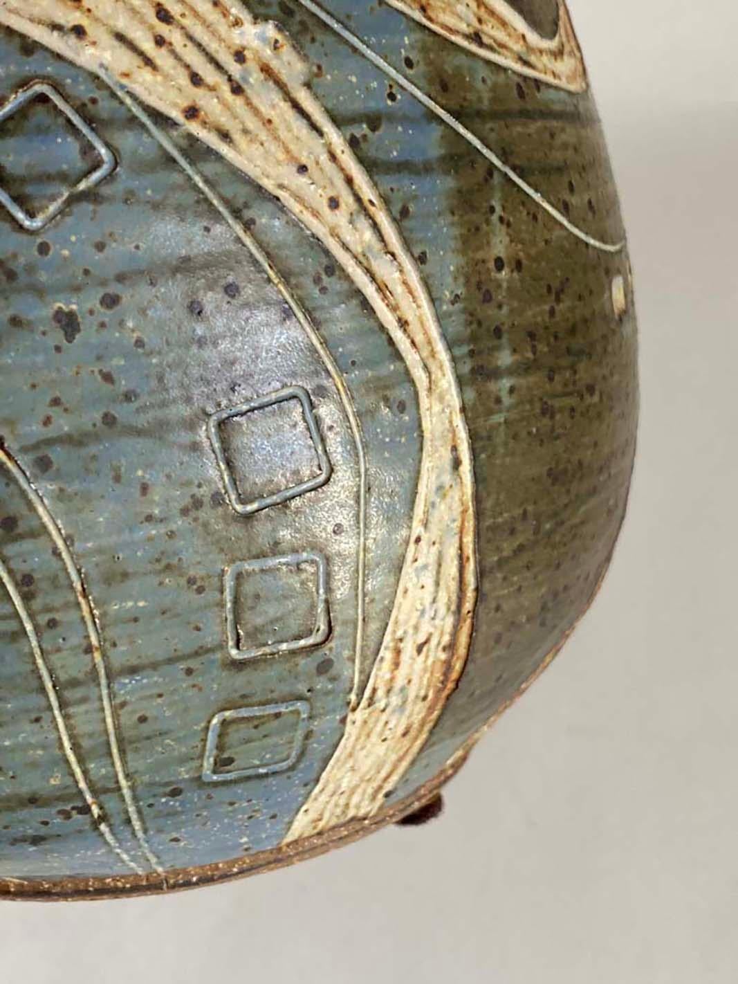 1960er Jahre Studio Pottery Sgraffito Vase von California Potter Joel Edwards (Moderne der Mitte des Jahrhunderts) im Angebot