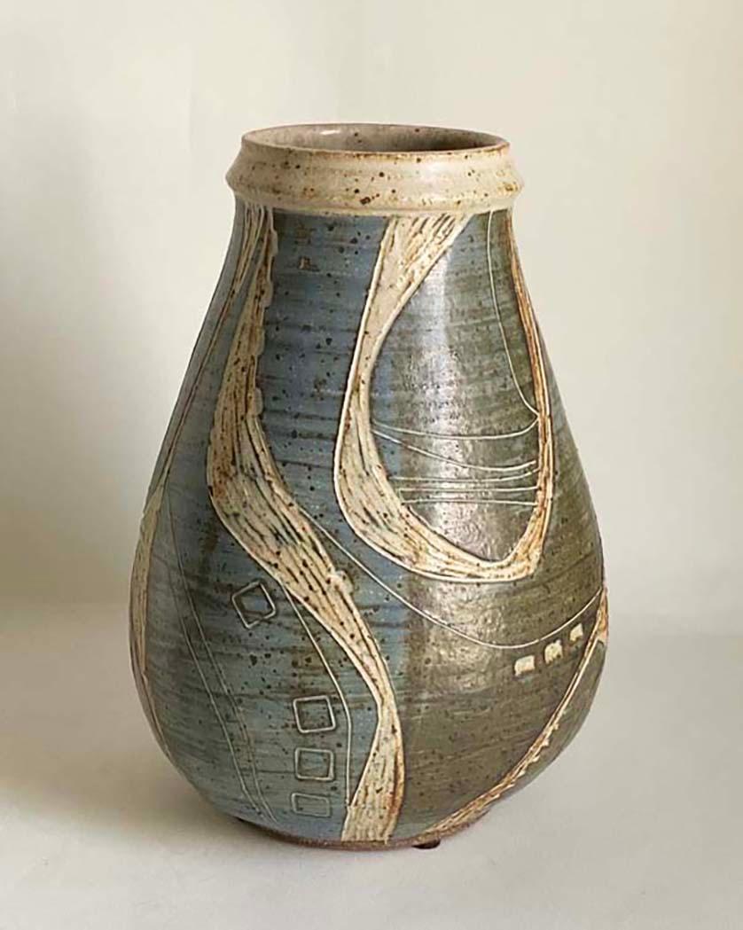 1960er Jahre Studio Pottery Sgraffito Vase von California Potter Joel Edwards (amerikanisch) im Angebot