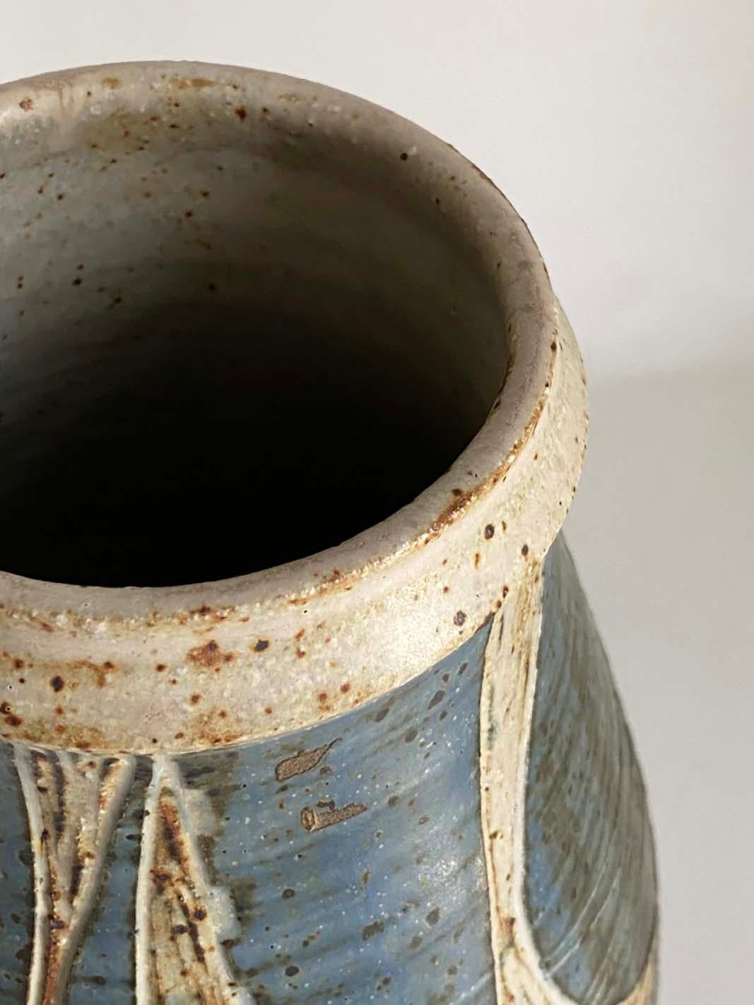 1960er Jahre Studio Pottery Sgraffito Vase von California Potter Joel Edwards (Handgefertigt) im Angebot