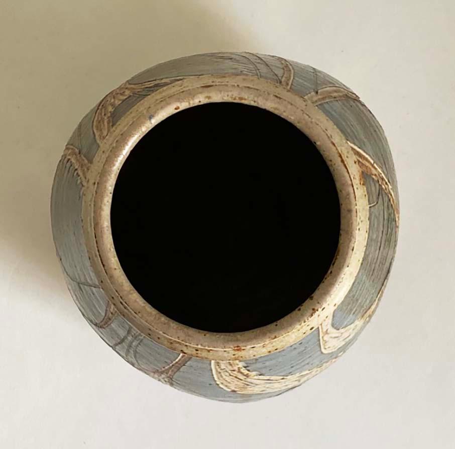 1960er Jahre Studio Pottery Sgraffito Vase von California Potter Joel Edwards im Zustand „Hervorragend“ im Angebot in Minneapolis, MN