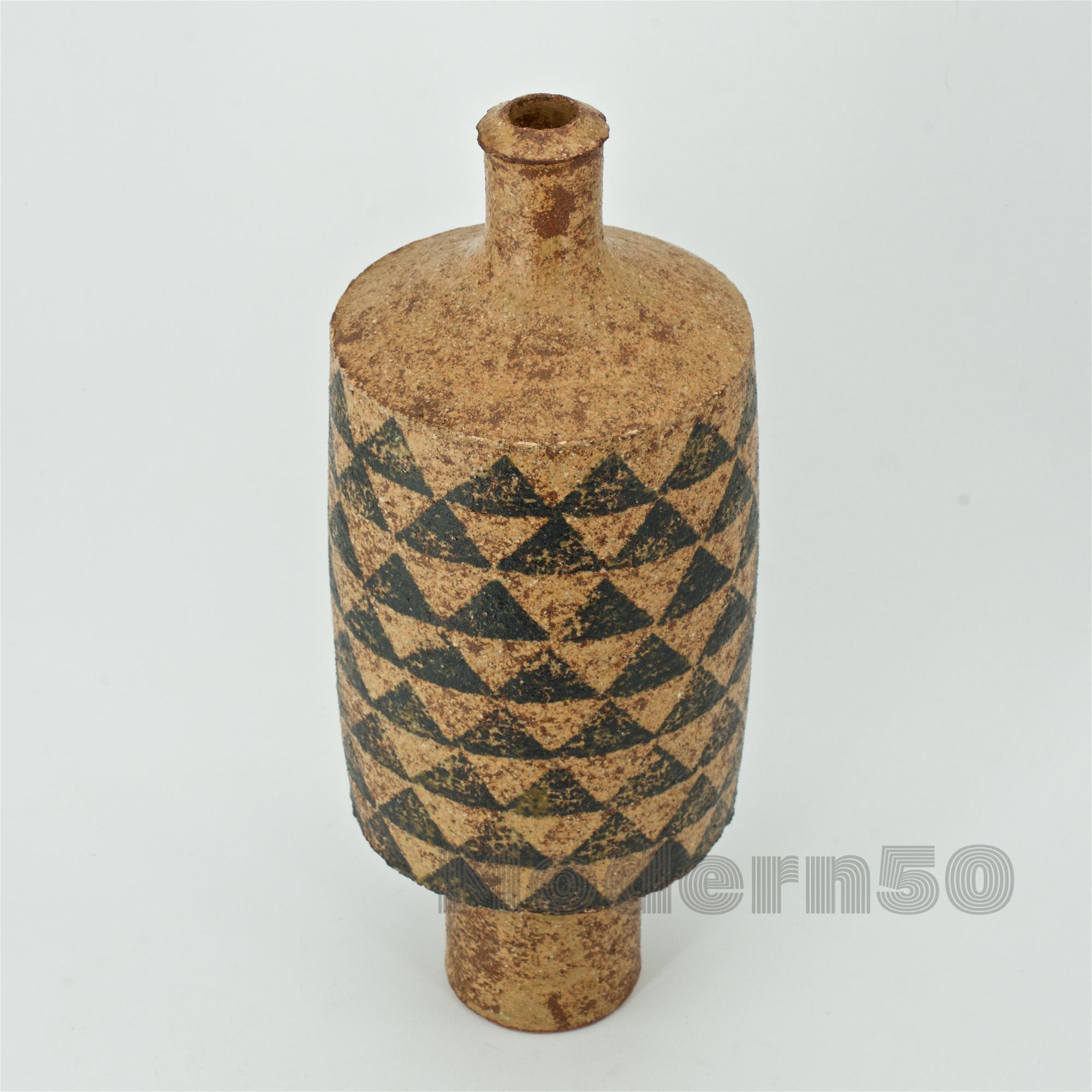 Américain 1960s Studio Stoneware Totem Bottle Geometric Pattern Scandinavian Craft Rustic en vente