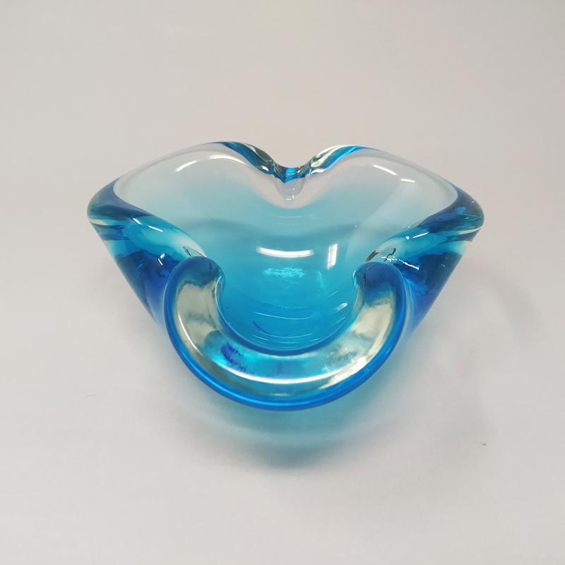 étonnant grand bol bleu des années 1960 ou attrape-tout de Flavio Poli en verre de Murano. C'est une pièce unique, une véritable sculpture
L'article est en excellent état.
Dimensions :
6,29