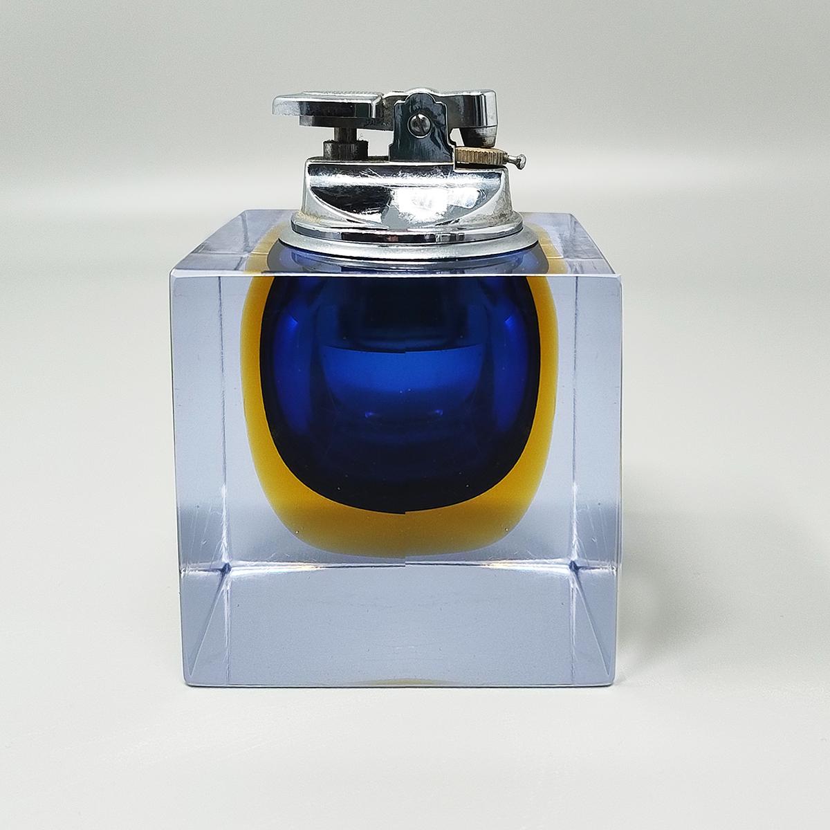1960s Stunning Blau und Gelb Tischfeuerzeug in Murano Sommerso Glas von Flavio Poli für Seguso. Hergestellt in Italien
Der Artikel ist in ausgezeichnetem Zustand und funktioniert perfekt
Abmessungen:
2,75