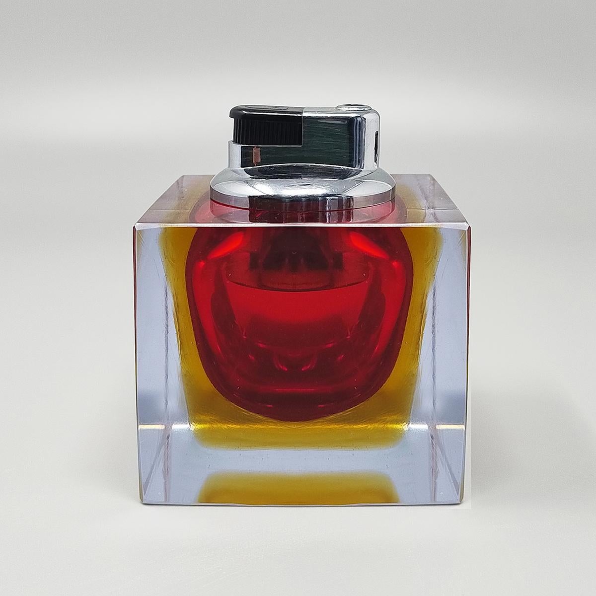 1960er Jahre Wunderschönes rotes und gelbes Tischfeuerzeug aus Murano-Sommerso-Glas von Flavio Poli für Seguso. Hergestellt in Italien
Der Artikel ist in ausgezeichnetem Zustand und funktioniert perfekt
Dimension:
2,75 x 2,75 x 3,54 H Zoll
cm 7 x cm