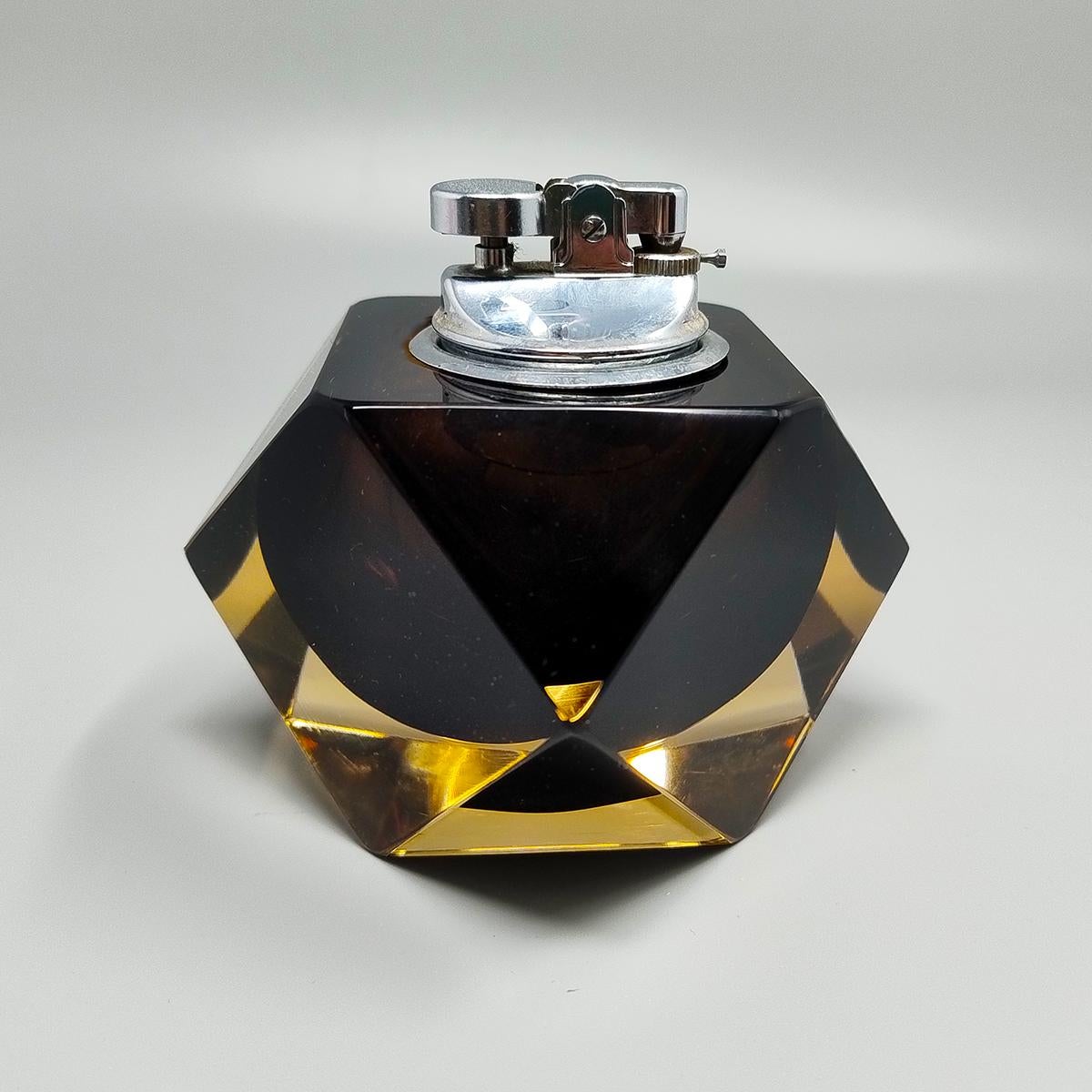1960 Stunning brown and yellow table lighter in Murano sommerso glass by Flavio Poli for Seguso. Made in italy. The item is in excellent condition and it works perfectly
Dimension:
diam 4,33 x  2,75 H inches
diam cm 11 x cm 7 H