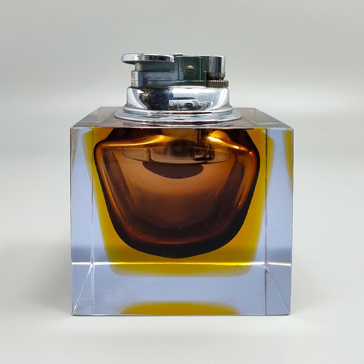 1960er Jahre Wunderschönes braunes und gelbes Tischfeuerzeug aus Murano-Sommerso-Glas von Flavio Poli für Seguso. Hergestellt in Italien
Der Artikel ist in ausgezeichnetem Zustand und funktioniert perfekt
Dimension:
2,75 x 2,75 x 3,54 H Zoll
cm 7 x