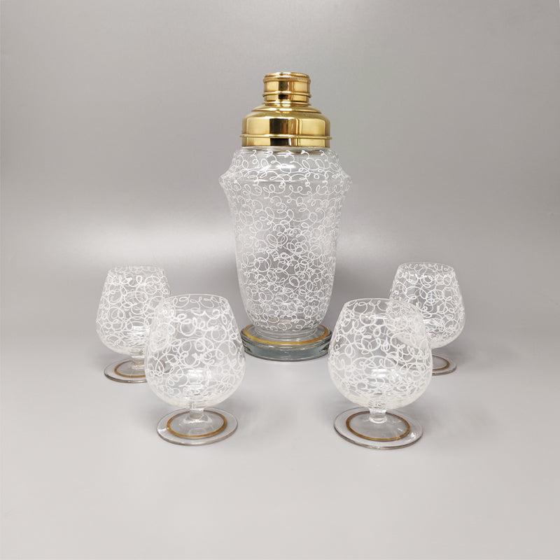 1960er Jahre Wunderschönes Cocktailshaker-Set mit vier Gläsern, hergestellt in Italien. Es ist in ausgezeichnetem Zustand.
Shaker Durchmesser 3,14
