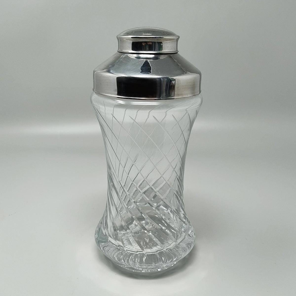 1960s Gorgeous cut crystal cocktail shaker in excellent condition. Made in Italy.
Dimension :
Cocktail shaker
diameter 3,54 x 7,87 H inches
diameter cm 9 x cm 20