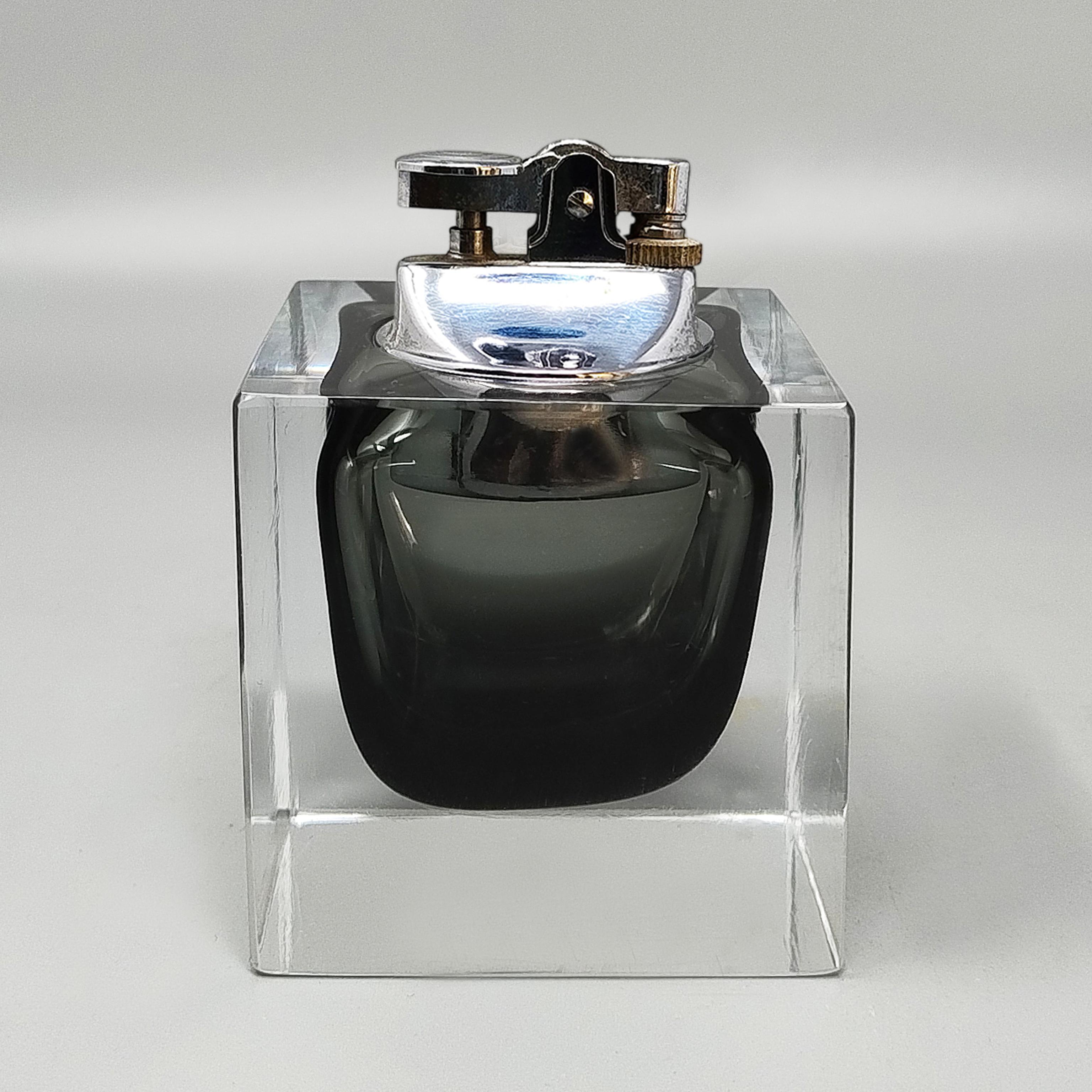 1960s Stunning grey table lighter in Murano sommerso glass By Flavio Poli for Seguso. Made in italy
The item is in excellent condition and it works perfectly
Dimension:
2,75 x 2,75 x 3,93 H inches
cm 7 x cm 7 x cm 10 H