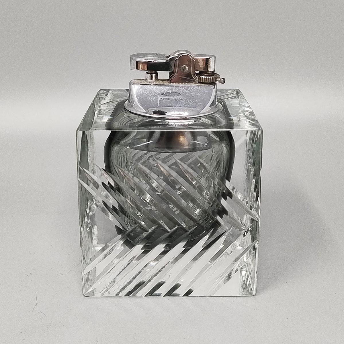 1960er Jahre Wunderschönes graues Tischfeuerzeug aus Murano-Sommerso-Glas von Flavio Poli für Seguso. Hergestellt in Italien
Der Artikel ist in ausgezeichnetem Zustand und funktioniert perfekt
Dimension:
2,75 x 2,75 x 3,93 H Zoll
cm 7 x cm 7 x cm 10