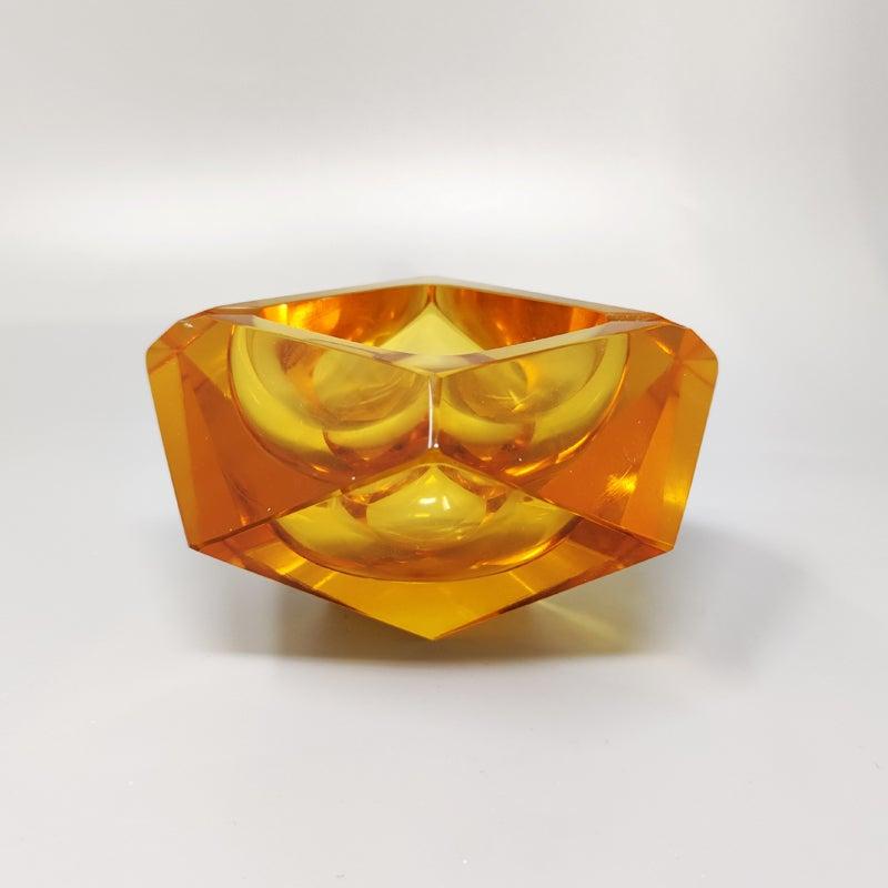 Wunderschöner ockerfarbener Aschenbecher aus Murano-Sommerso-Glas von Flavio Poli. Hergestellt in Italien.
Der Artikel ist in sehr gutem Zustand.
Abmessungen:
4,72