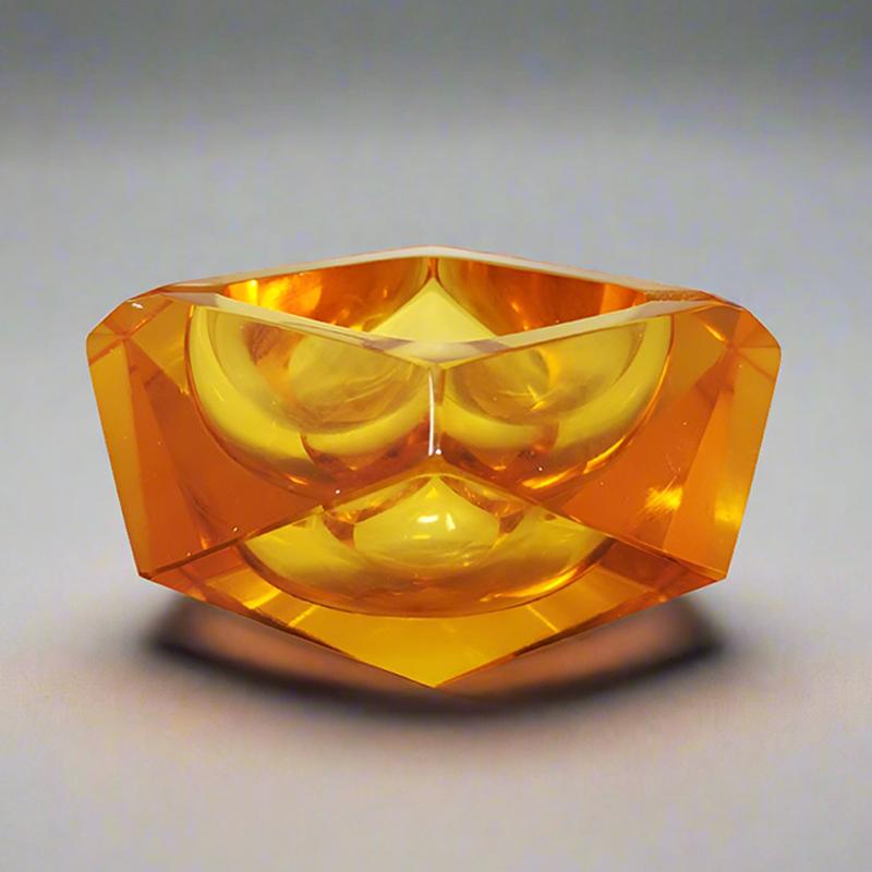 1960er Jahre Aschenbecher aus ockerfarbenem Murano-Sommerso-Glas von Flavio Poli für Seguso. Hergestellt in Italien
Keine Chips oder andere, ist dieses Element perfekt in ausgezeichnetem Zustand.
Abmessungen:
4,72