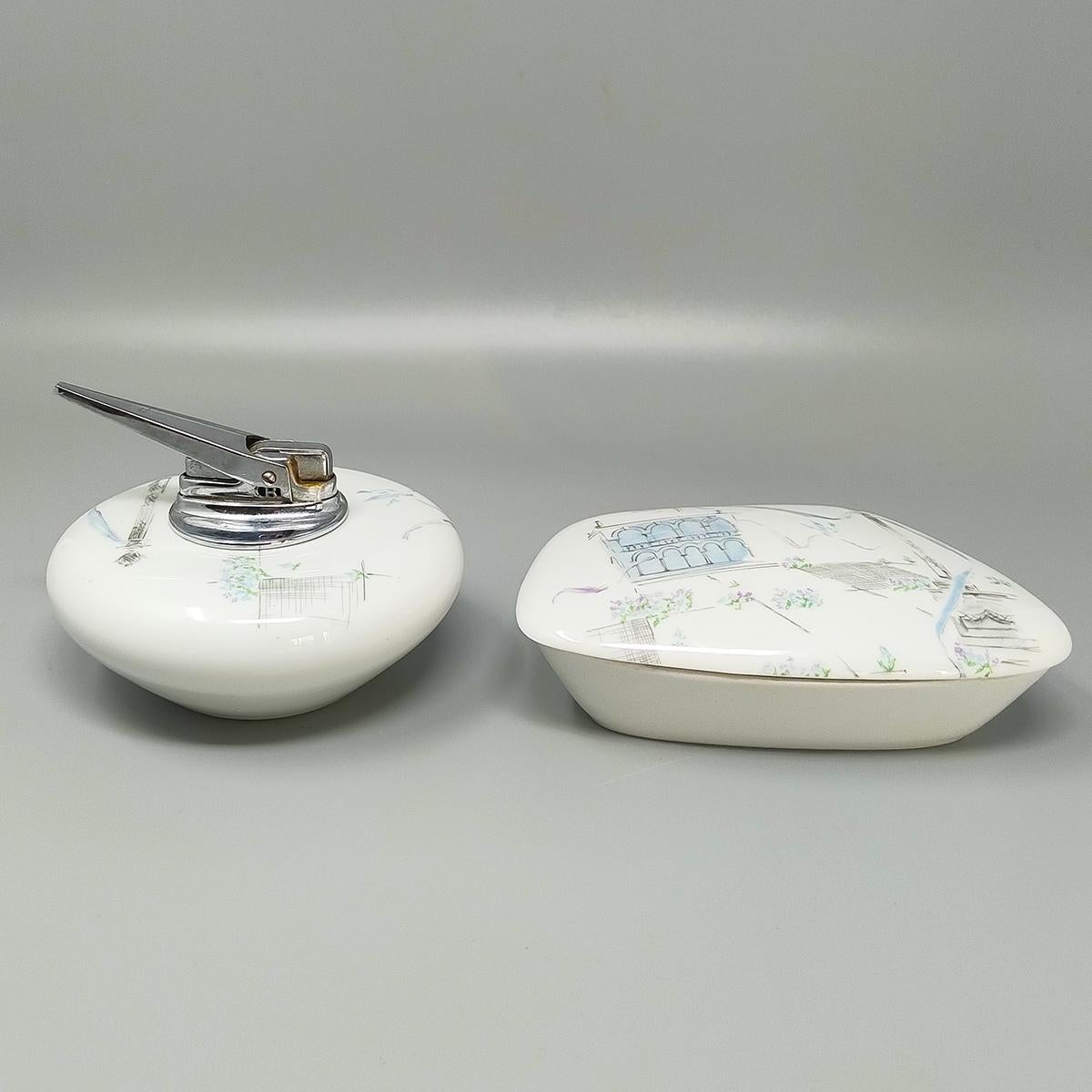 1960er Jahre Atemberaubendes Rauchset aus Keramik von Rosenthal. Made in Germany Das Tischfeuerzeug funktioniert einwandfrei.  Dieses Raucherset ist in ausgezeichnetem Zustand.
Abmessungen:
Aschenbecher 5,51 x 3,93 x 1,57 H Zoll
cm 14 x cm 10 x cm 4
