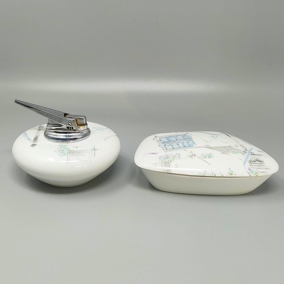 1960 - Magnifique service à fumer en céramique de Rosenthal. Making Works Le briquet de table fonctionne parfaitement.  Ce coffret est en excellent état.
Dimension :
Cendrier 5,51 x 3,93 x 1,57 H pouces
cm 14 x cm 10 x cm 4 H
Briquet de table
diam