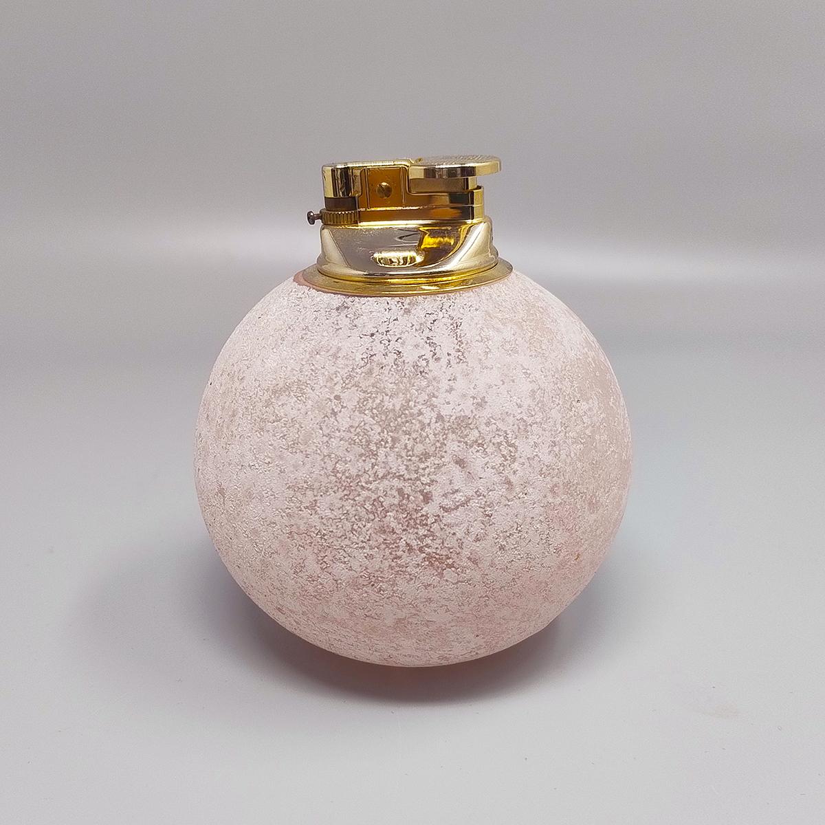 Mid-Century Modern 1960 Stunning Table Lighter in Murano Frosted Glass by Paolo Traversi. Fabriqué en en vente