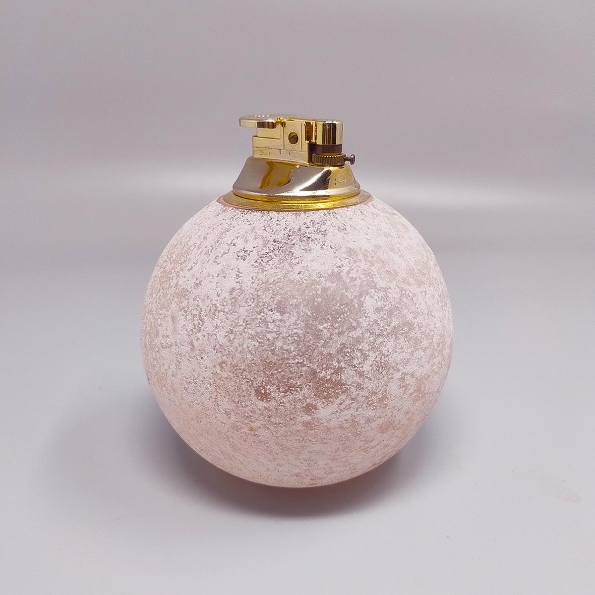 italien 1960 Stunning Table Lighter in Murano Frosted Glass by Paolo Traversi. Fabriqué en en vente