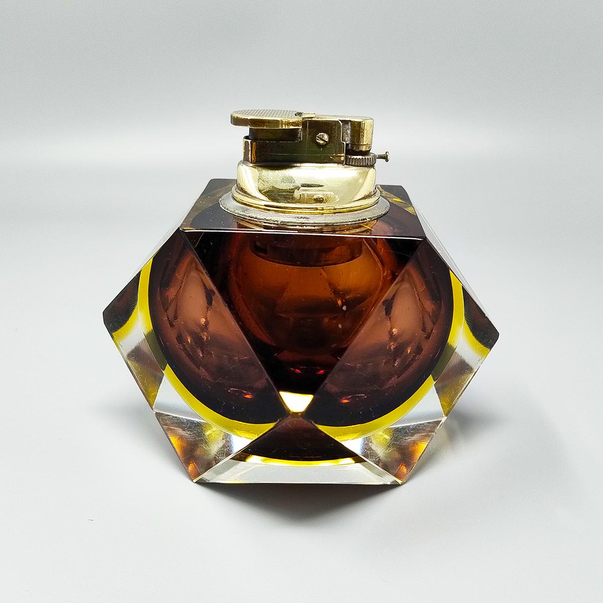 1960 Stunning  table lighter in Murano sommerso glass by Flavio Poli for Seguso. Made in italy. The item is in excellent condition and it works perfectly
Dimension:
diam 5,11