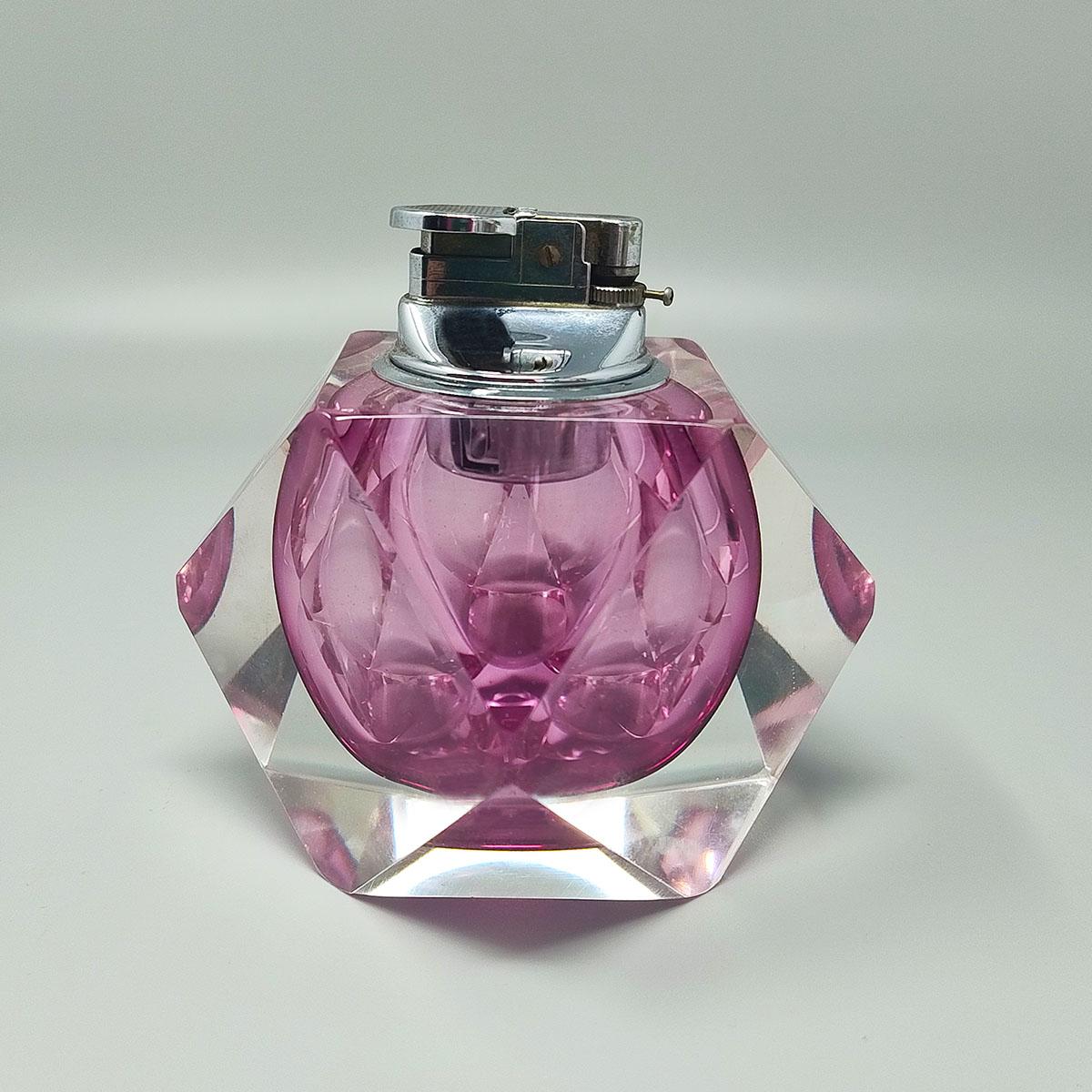 1960 Impresionante encendedor de mesa rosa en cristal de Murano sommerso de Flavio Poli para Seguso. Fabricado en Italia. El artículo está en excelentes condiciones y funciona perfectamente.
Dimensión:
diam 4,33 x 3,93 pulgadas H
diam cm 11 x cm 10 H