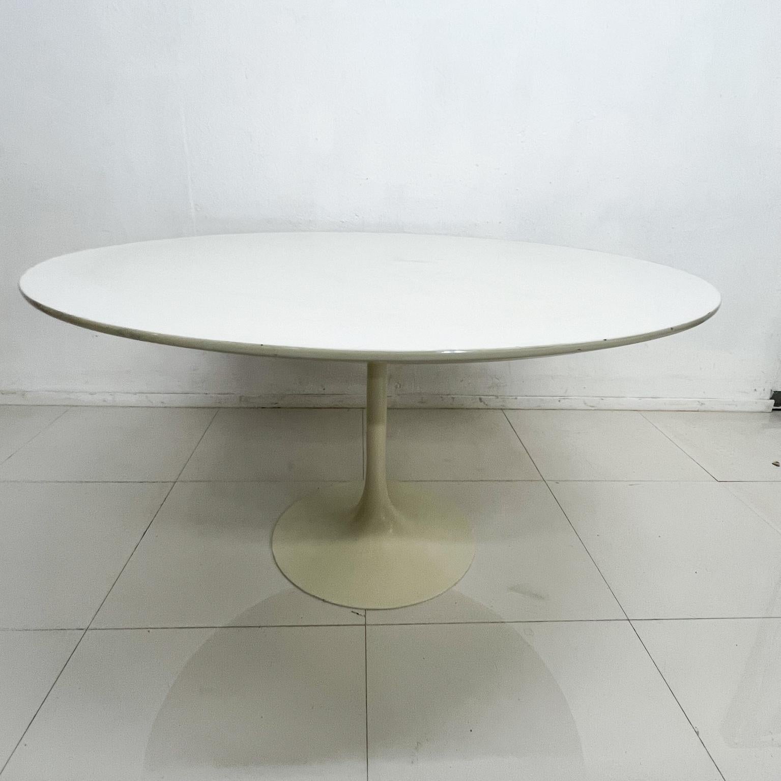 White dining table
Style of Eero Saarinen for Knoll Tulip Dining table design knife edge in white Formica on an aluminum base. Base screws into top from underside.
Attributed to Eero Saarinen.
No label present.
Preowned unrestored vintage