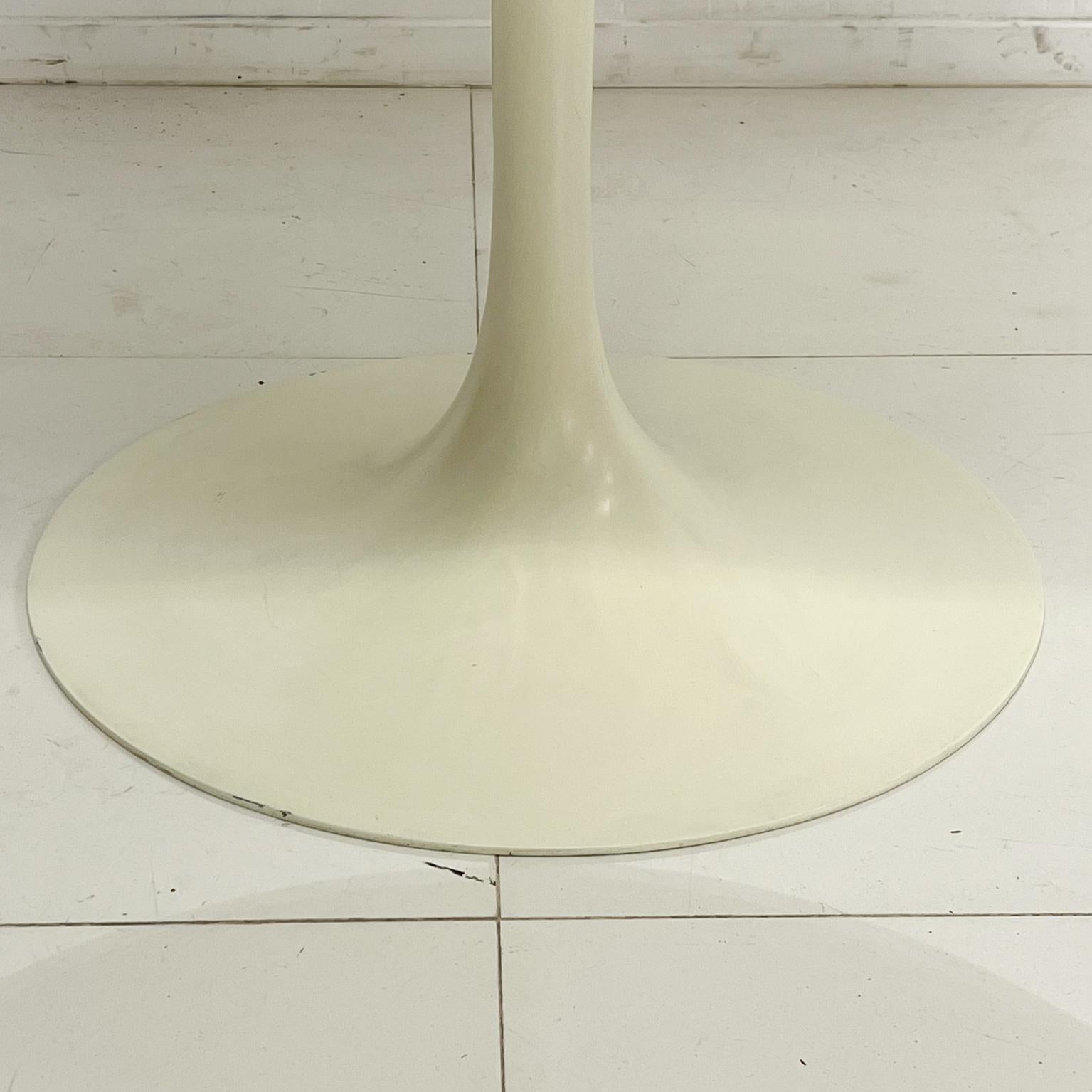 1960s Style Eero Saarinen White Tulip Dining Table Knife Edge Vintage Modern In Good Condition In Chula Vista, CA