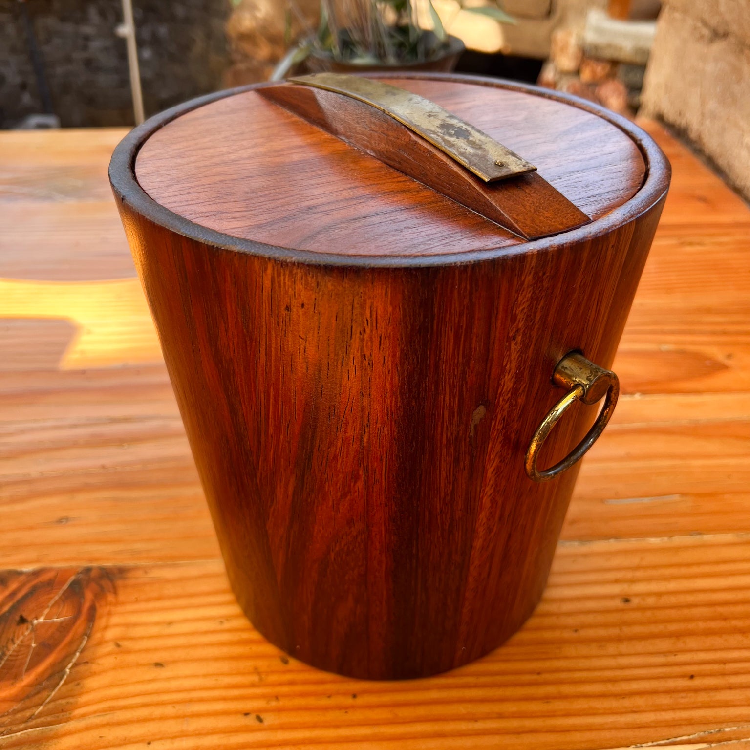 1960s Sensational Style Jean Gillon Italma Rosewood and Bronze Ice Bucket
Solid rosewood bronze hardware.
Interior has original white liner.
Unmarked attributed to manner of Jean Gillon for Italma.
9.5 tall x 9.5 diameter
Original vintage restored