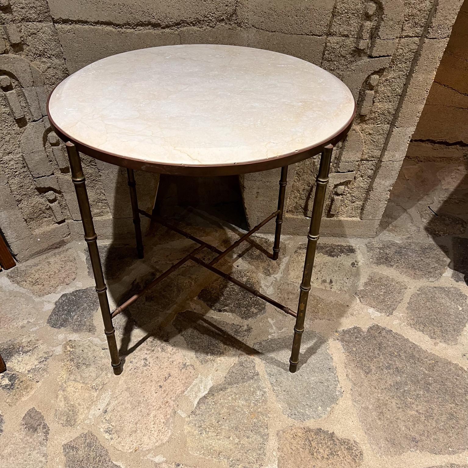 1960s Français Rond Laiton Faux Bambou
Une élégance sophistiquée dans le style de la Maison Baguès
Non marqué
27,5 h x 25,5 diamètre
État d'origine d'un véhicule d'occasion vintage non restauré. 
Attendez-vous à une usure naturelle due au temps.