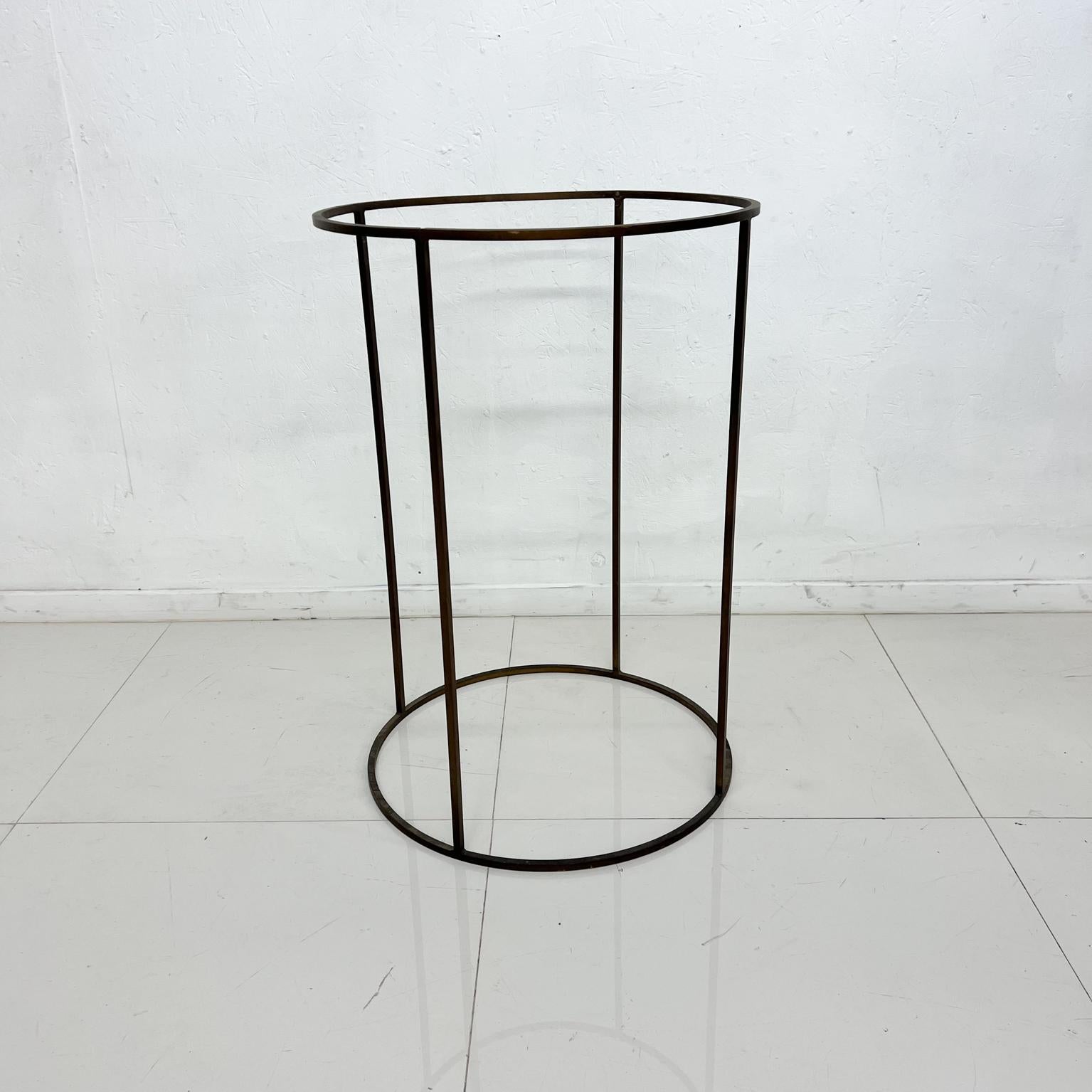 Brass stand
Attributed to Paul McCobb solid brass round drum base stand - Mid-Century Modern 1960s vintage
Designed originally as a globe stand, no globe is included.
No label.
Measures: 28.5 tall x 19.5 diameter metal .38 thick
Patinated