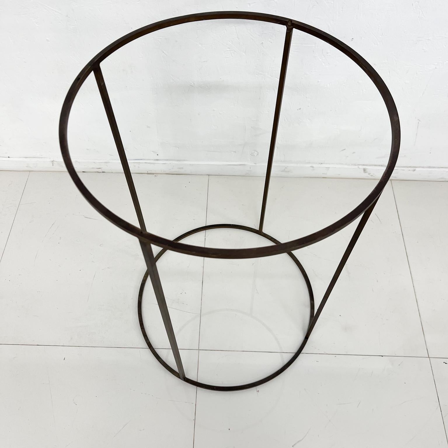 Américain 1960s After Paul McCobb Solid Brass Round Stand en vente
