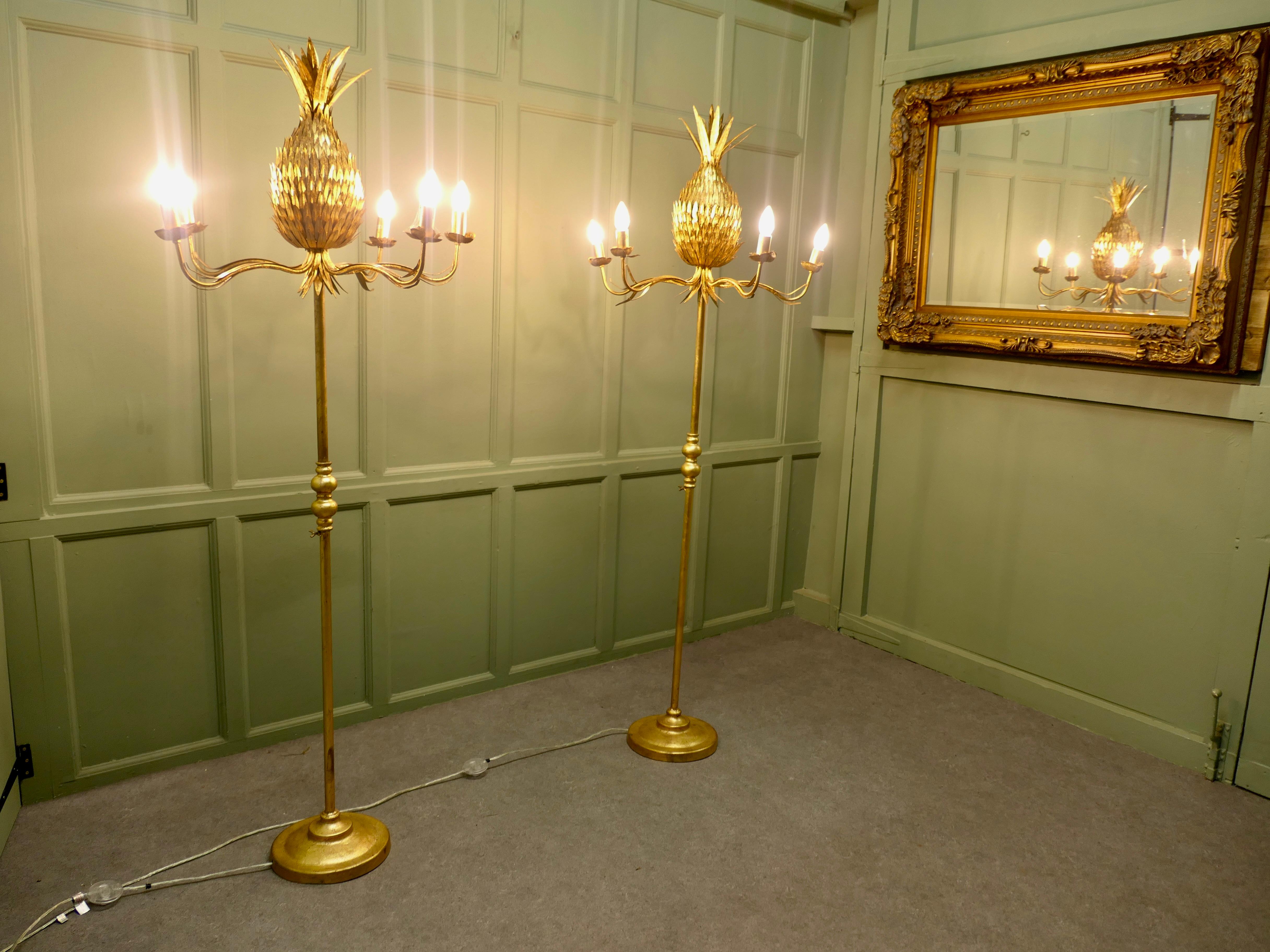 Lámpara de pie de árbol estilo años 60

Una mirada nostálgica a los años 60, recordando la Palmera de Latón y las luces de los árboles.
Estas grandes lámparas de pie con forma de árbol de piña de 5 brazos tienen nudos superiores puntiagudos y