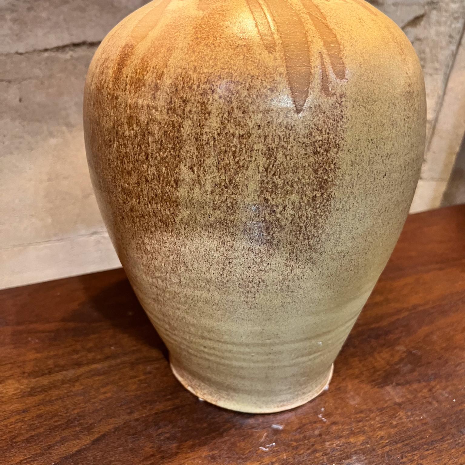 Lampe de table en grès de style Wishon Harrell des années 1960, poterie d'art en vente 3
