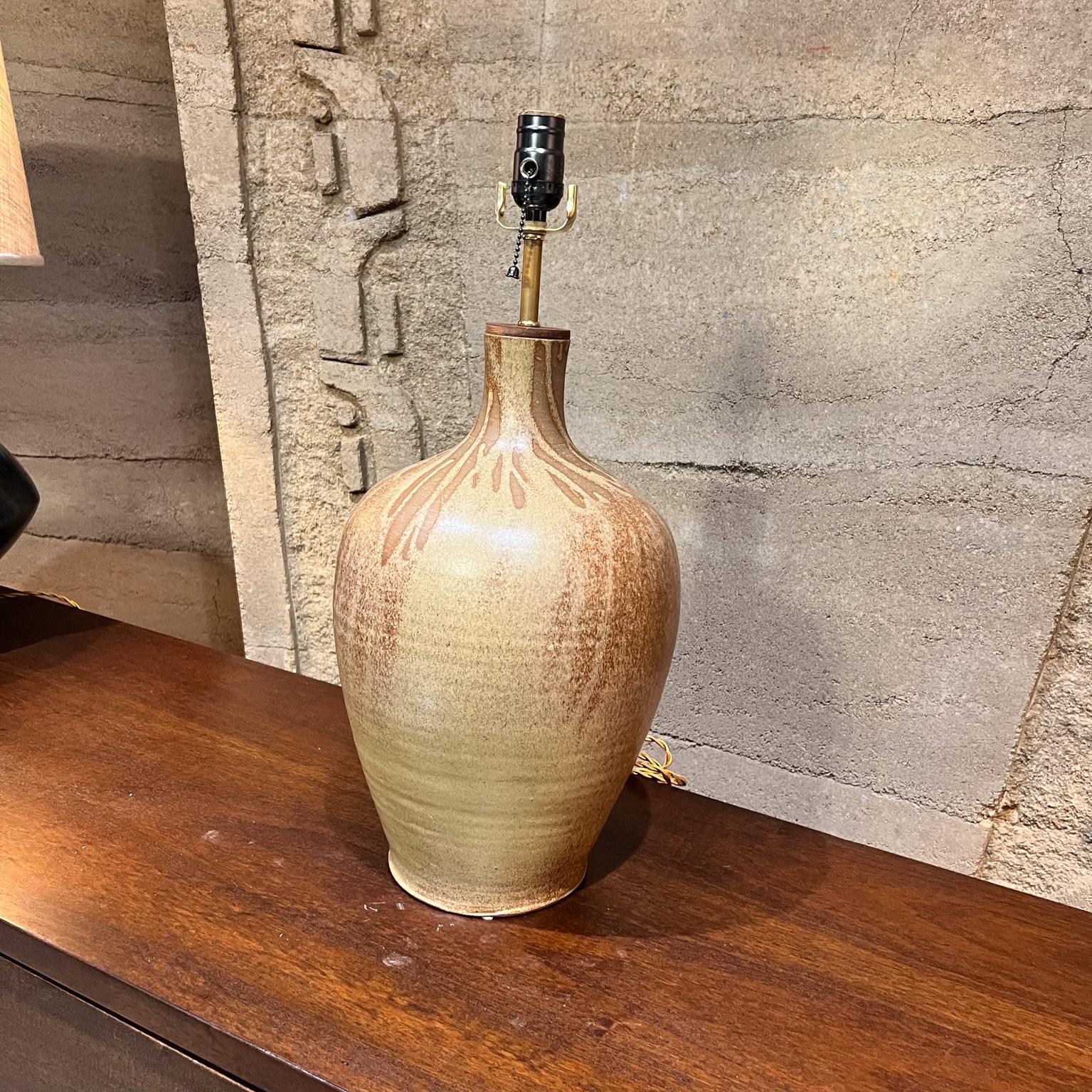 1960s Stoneware Art Pottery Table Lamp Style of Wishon-Harrell
Non marqué
22,5 h x 9,5 diamètre
État original vintage d'occasion.
Recâblé.
L'ombre n'est pas incluse.
Se référer aux images