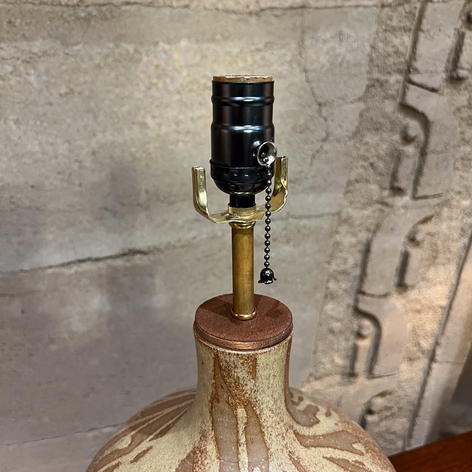 Mid-Century Modern Lampe de table en grès de style Wishon Harrell des années 1960, poterie d'art en vente