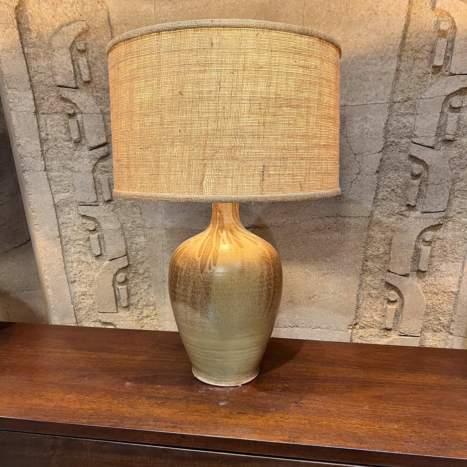 Milieu du XXe siècle Lampe de table en grès de style Wishon Harrell des années 1960, poterie d'art en vente