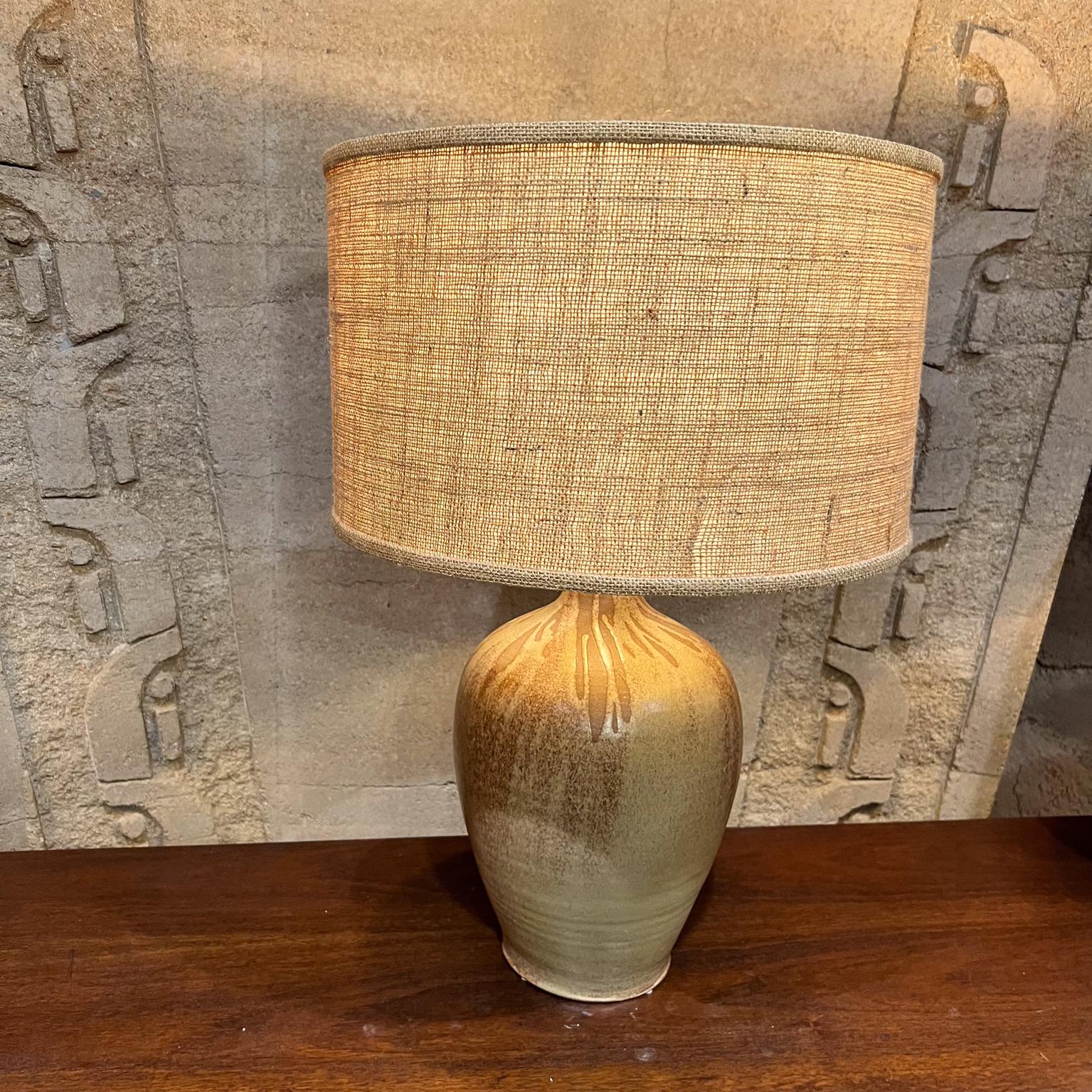 Grès Lampe de table en grès de style Wishon Harrell des années 1960, poterie d'art en vente