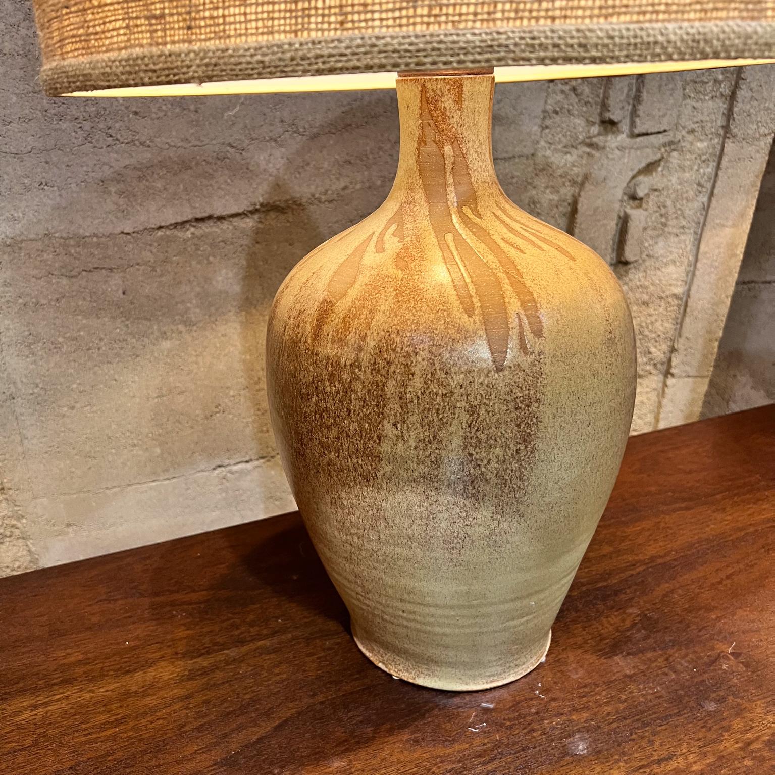 Lampe de table en grès de style Wishon Harrell des années 1960, poterie d'art en vente 1