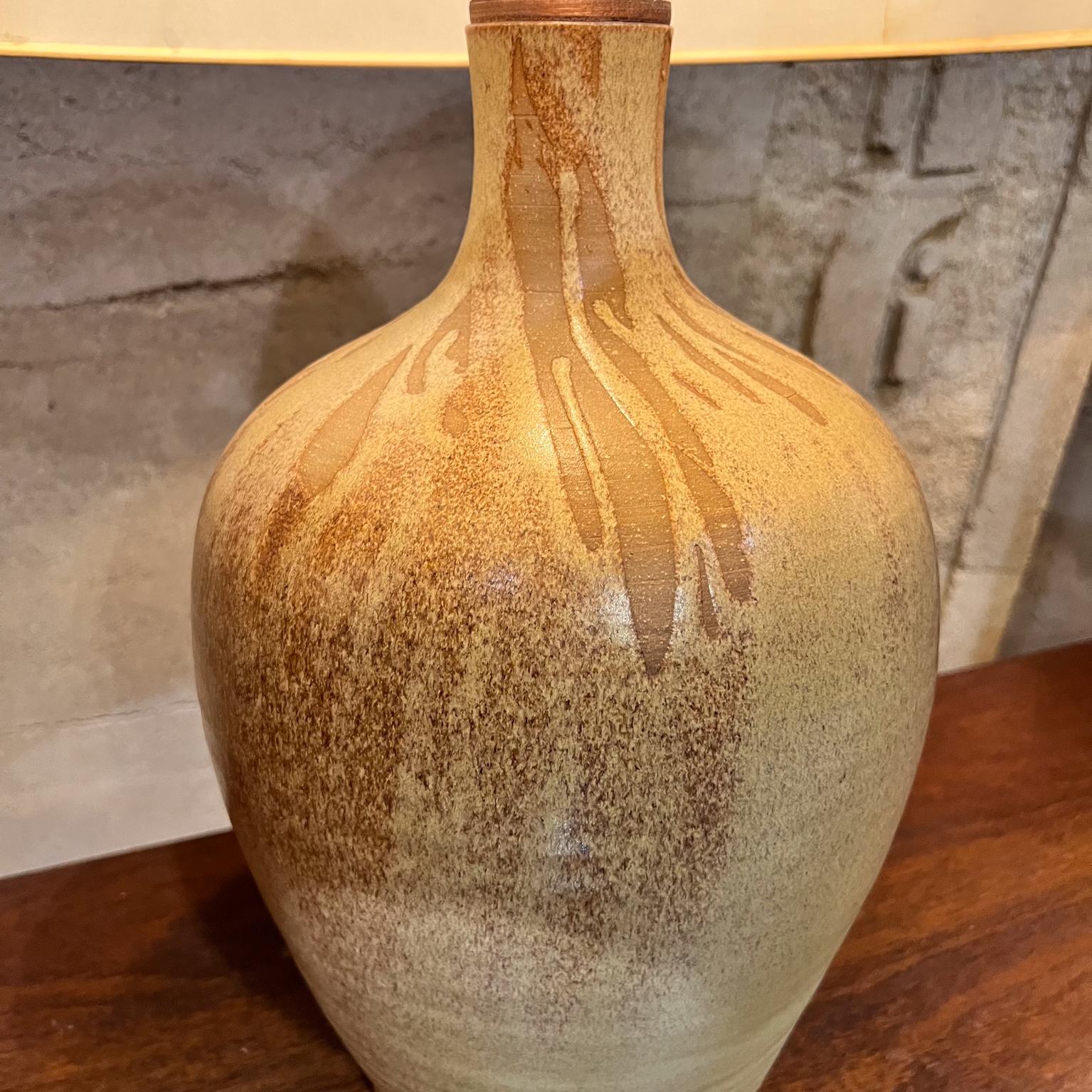 Lampe de table en grès de style Wishon Harrell des années 1960, poterie d'art en vente 2