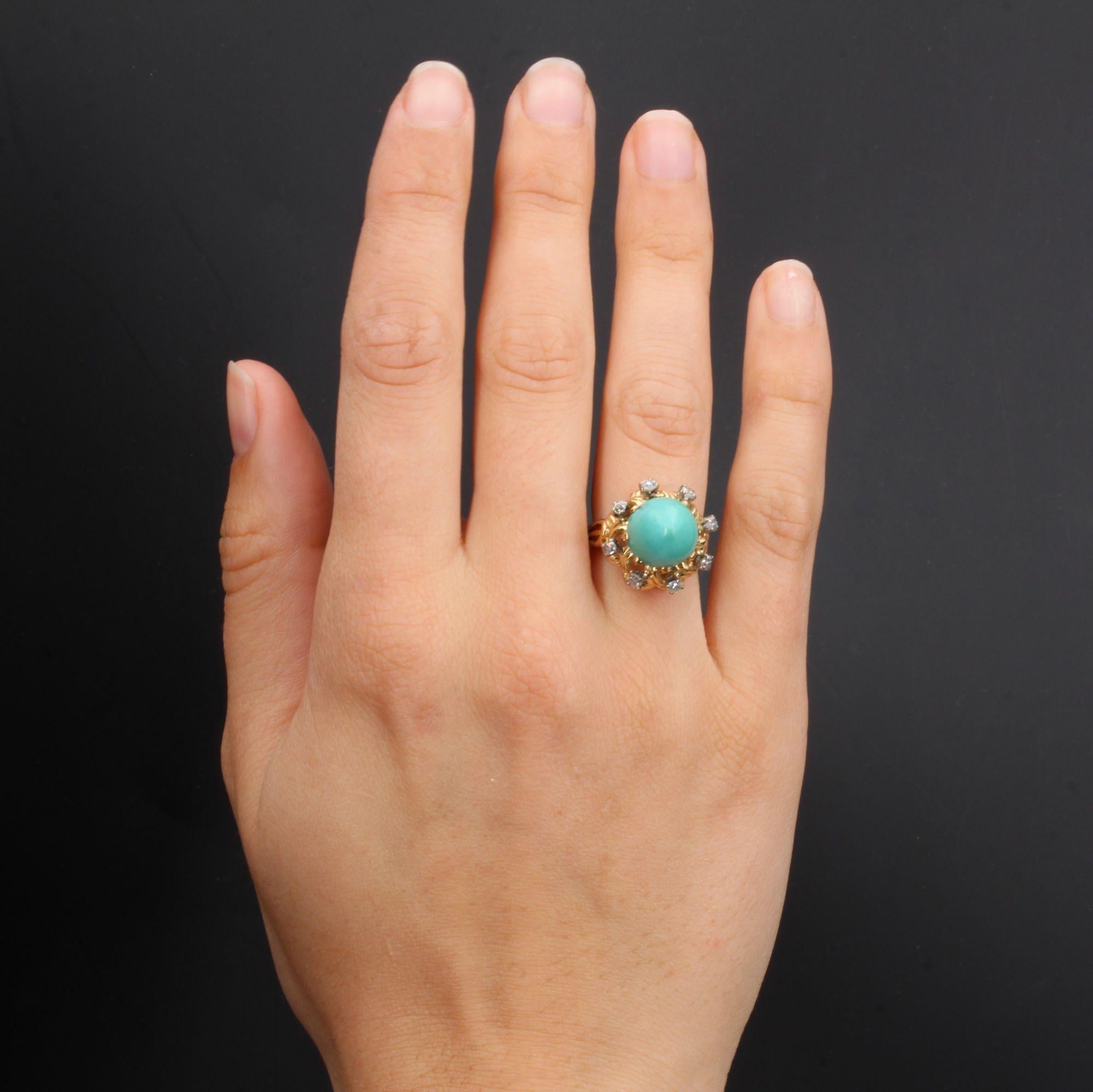 Ring in 18 karat yellow gold.
Incredible retro ring, it is set with an important cabochon of turquoise cut in sugar loaf and surrounded by diamonds. The setting is made of a set of gold wires tied together like a basket and the ring is also made on